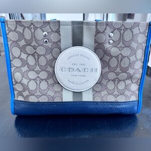 COACH 4113 DEMPSEY CARRYALL SIGNATURE C W/ VARSITY STRIPE & COACH PATCH.